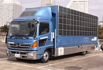 太陽光発電で電源供給するトラック、熊本地震の被災地に派遣の写真