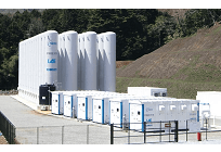 風力発電で圧縮空気を作り蓄電する、天候による出力変動を制御する技術の写真
