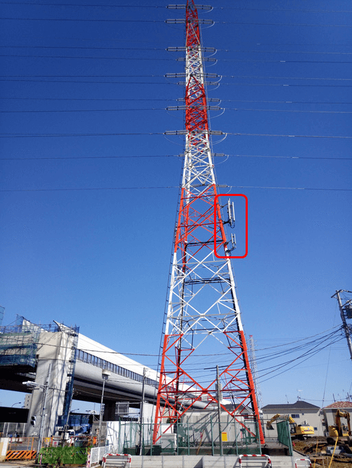 携帯電話基地局が設置されている送電鉄塔