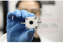 リチウムイオン電池の5倍以上を蓄電できる亜鉛空気電池、鉄など低コストの金属で触媒生成に成功の写真