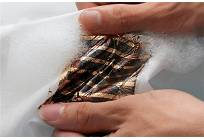 洗濯ができる太陽光電池の実現、衣服に貼り付けウェアラブルセンサーの電源にの写真