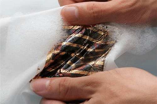 衣服上に貼り付けた超薄型有機太陽電池の洗濯写真