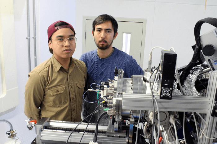 X線分光法の研究や、材料特性解析などを行ったPhil De Luna氏(左)とRafael Quintero-Bermudez氏(右)