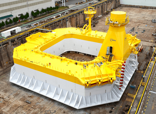 完成した次世代浮体式洋上風力発電システムのバージ型浮体