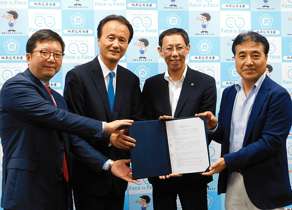 左より、GIA 代表取締役:文智勇氏、SBISL 代表取締役:織田貴行氏、城南信金理事長:渡辺泰志氏、ISEP 所長:飯田哲也氏