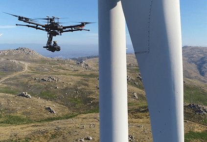 独自のSLAM搭載のシステムを取り付け、ブレード点検を行うドローン